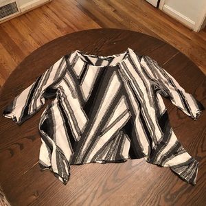 Simply Vera top with 3/4 sleeve and shark bite hem. Size 1x black & cream jersey